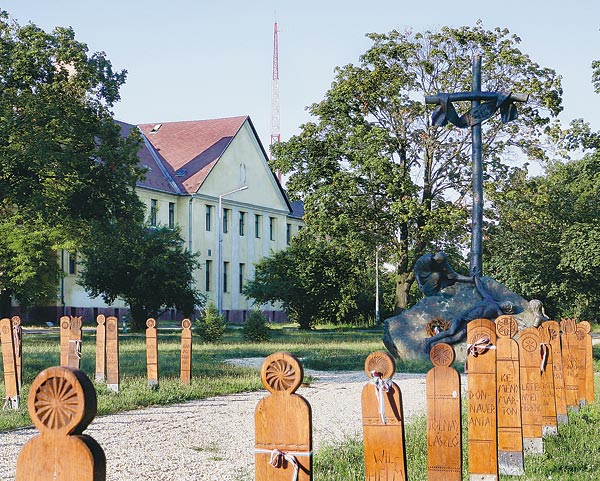 Kopjafák és emlékmû õrzi a halottak emlékét