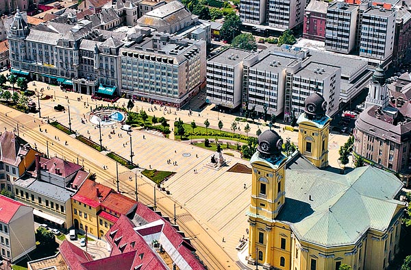 Debrecen, Kossuth tér: az itt élõ lakók nem tudnak este sem pihenni a hétvégi, zajos zenebonától