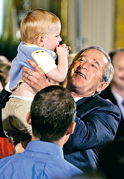 Bush egy kisfiúval, aki fagyasztott embrióval történõ mesterséges megtermékenyítéssel született. Ezt Bush is üdvözli, azt ellenzi, ha a fagyasztott embrióból õssejteket 