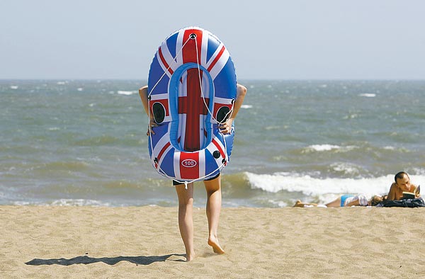 Kánikulában a hazai tengerparton is hûsölnek a britek. Néhány év múlva talán könnyebben elszabadulnak 