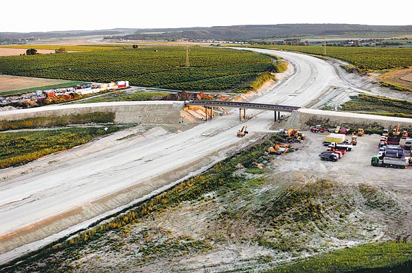 Az M7-est a 70-es úttal összekötõ szakasz építése Zamárdinál. Harmadszor megy el az autópályán a deficit  