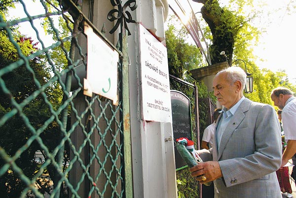 A Magyar Ellenállók és Antifasiszták Szövetsége tegnap  megkoszorúzta Ságvári emléktábláját