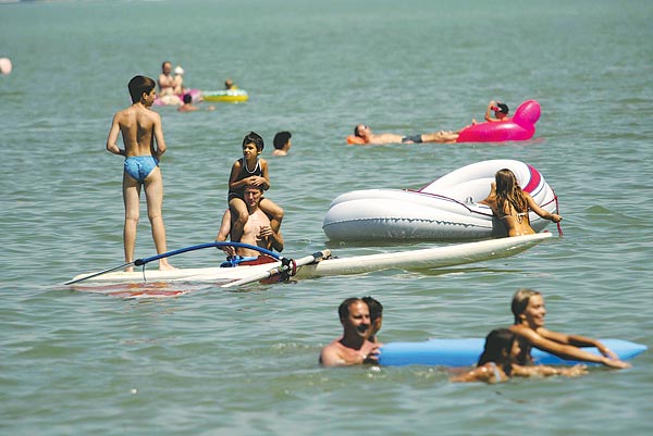 Kánikulában a Balatonon. A családi nyaralást a legtöbb munkáltató tiszteletben tartja  