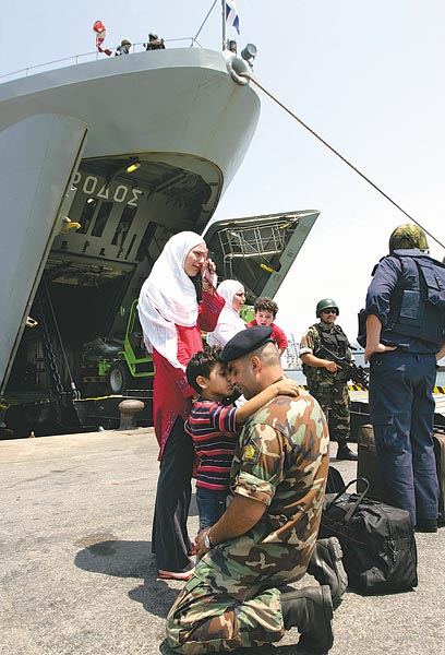 Libanoni katona búcsúzik az országot elhagyó családjától 