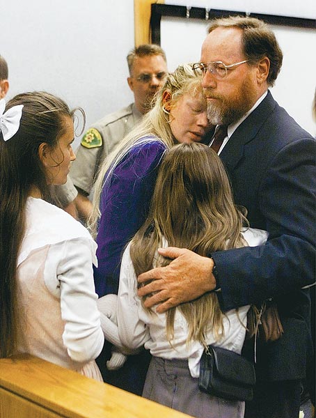 2001-ben bigámia miatt ítélték el a szintén fundamentalista mormon Tom Greent. Rá sem panaszkodtak a feleségei 