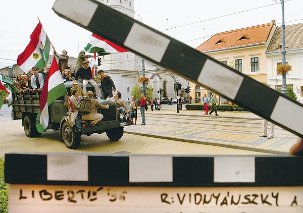 Az idén kilenc magyar film készül az ,56-os forradalomról. Közülük az egyik a Liberté ,56 címû, amelyet Szõcs Géza erdélyi író drámájából Vidnyánszky Attila rendez. A fotó tegnap ennek forgatásáról készült Debrecen fõterén 