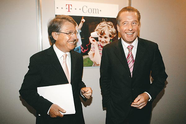 Straub Elek és Karl Gerhard Eick, a Deutsche Telekom gazdasági vezérigazgató-helyettese, a német társaság kelet-közép-európai leányvállalatokért felelõs igazgatósági tagja a Magyar Telekom és a hazai T-csoport névadó ünnepségén tavaly májusban. Telje