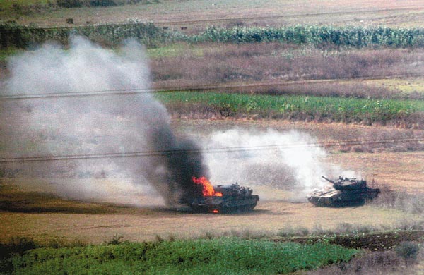 Hezbollah által kilõtt izraeli tank ég Dél-Libanonban