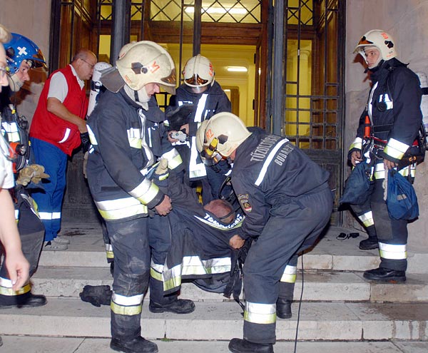 Füstmérgezést kapott társukat mentik a tûzoltók a mûszaki egyetemnél  