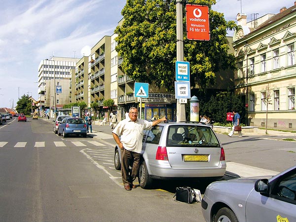 Verasztó József a jogellenesen elkobzott, majd visszaadott taxival. A fuvarozók pert indíthatnak az üresjárati engedély ellen