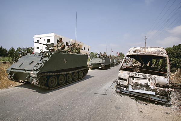 A déli határsávba tartó líbiai konvoj halad át Tyr városán