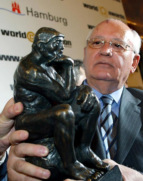 Mihail Gorbacsov. Egy fotó 2003-ból: a Nemzetközi Tolerancia Bizottság elnöke a kiosztásra váró fõdíjjal   