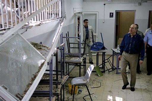 Ehud Olmert egy Hezbollah rakéta által megrongált iskolát látogat meg Kiriat Smonában