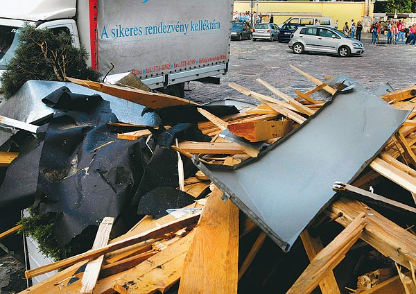 A budai Várban, tegnap délelõtt - a biztosítók több ezer kárbejelentést várnak a vasárnapi viharkárok nyomán. Káruk megtérítésére szerzõdéseik alapján csak a vagyonbiztosítással rendelkezõk számíthatnak, mivel szerzõdésük a viharkárokra is fedezetet 