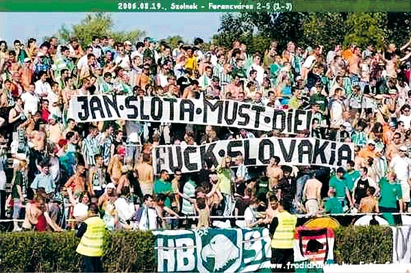 Szlovákellenes provokatív feliratok a Fradi-meccsen, a lelátókon. A kép tegnap reggel még megtalálható volt a www.fradidrukker.hu honlapon, de délutánra már eltûnt