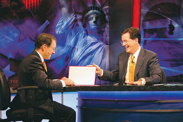 Simonyi András nagykövet és Stephen Colbert. Díszoklevél, útlevél és egy tízezres ajándékba