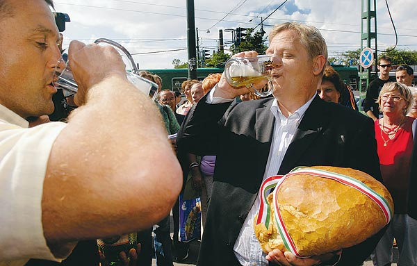 Tarlós Istvánt tegnap kenyérrel és sörrel fogadták Csepelen - nem ihat elõre a medve bõrére  