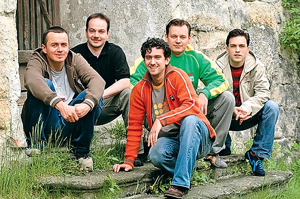 Az 1995-ben alakult együttes magyar népzenén alapuló világzenét játszik