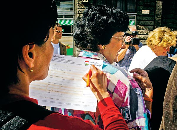 Jó reggelt, Magyarország! - a Fidesz vezetõ politikusai a hét végén kivonulnak a közterekre