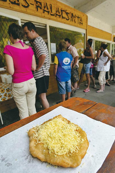 Balatoni lángos: sajtból elég, ellenõrzésbõl sok