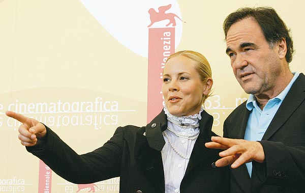 Maria Bello és Oliver Stone a World Trade Center bemutatója elõtt  