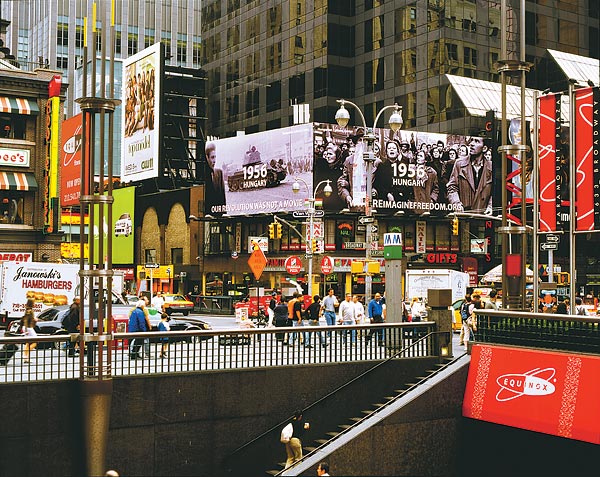 A magyar forradalom plakátjai a New York-i Times Square-en, 'a világ útkeresztezõdésében'  