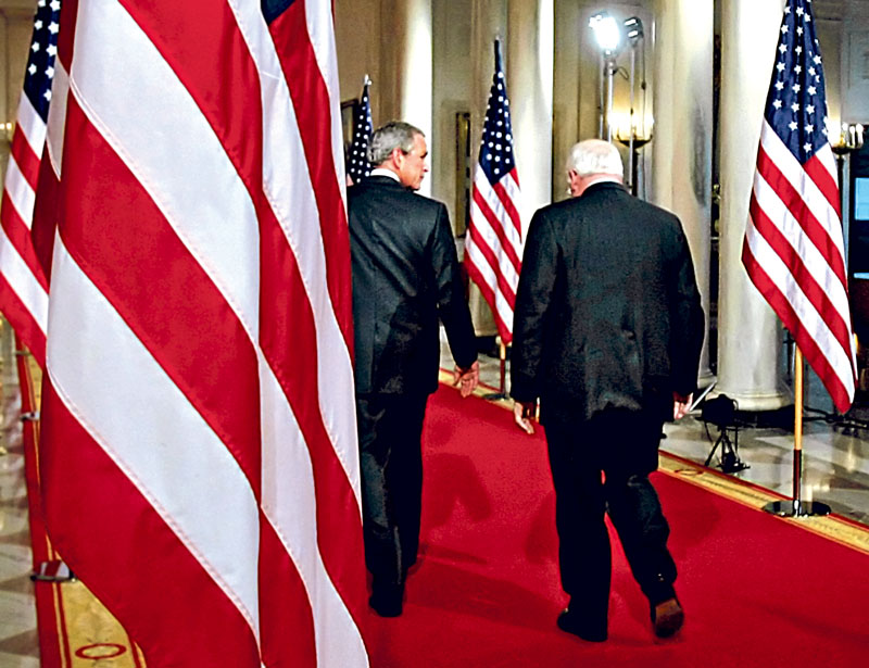 Bush elnök és Cheney alelnök  távozóban a Fehér Ház Keleti Termébõl