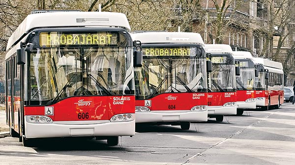 Parkolópályán a Transelektro trolibuszai  