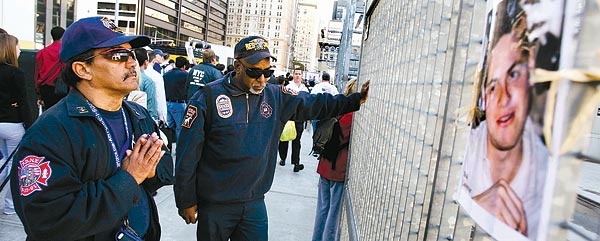 New York-i tûzoltók emlékeznek kollégáikra  