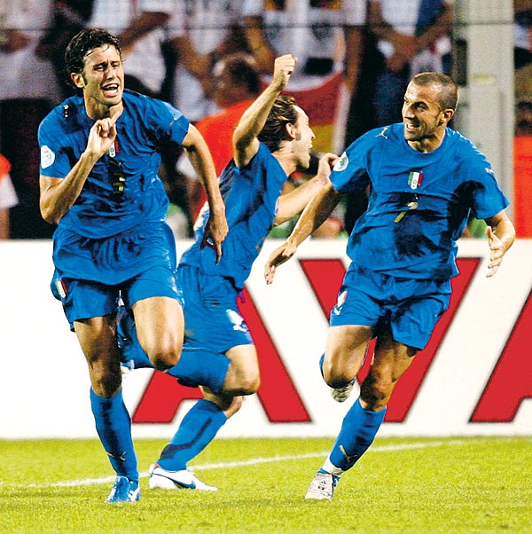 A két gólszerzõ, Grosso és Del Piero között Pirlo ünnepel