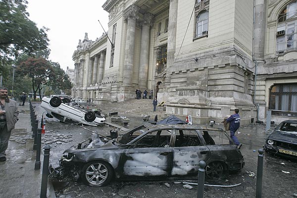 Helyszínelés után, az MTV székház elõtt