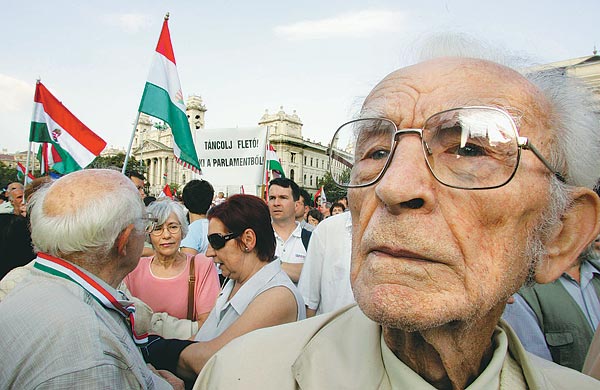 Budapest 2006 - régi nosztalgiák is megelevenednek a Parlament elõtt  