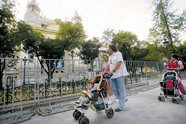 A Szabadság téri zárlat feloldását kérte a rendészeti minisztertõl az V. kerületi polgármester, Steiner Pál. A tér helyreállításhoz tízmilliót adott a kerületi, ugyanennyit a Fõvárosi Önkormányzat. Az ostromban az MTV anyagi kára 232 millió forint vo