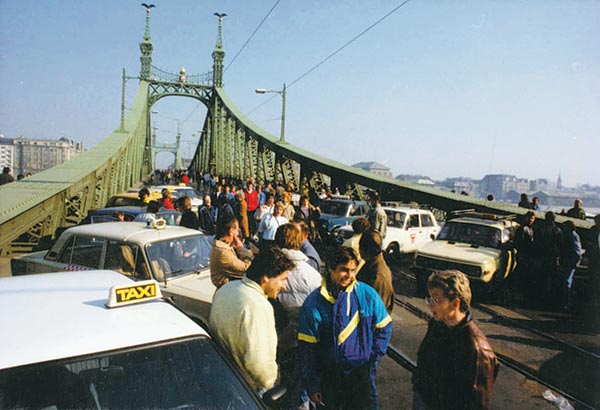 Taxisok blokádja 1990. október 26-án a fõvárosi Szabadság hídnál   