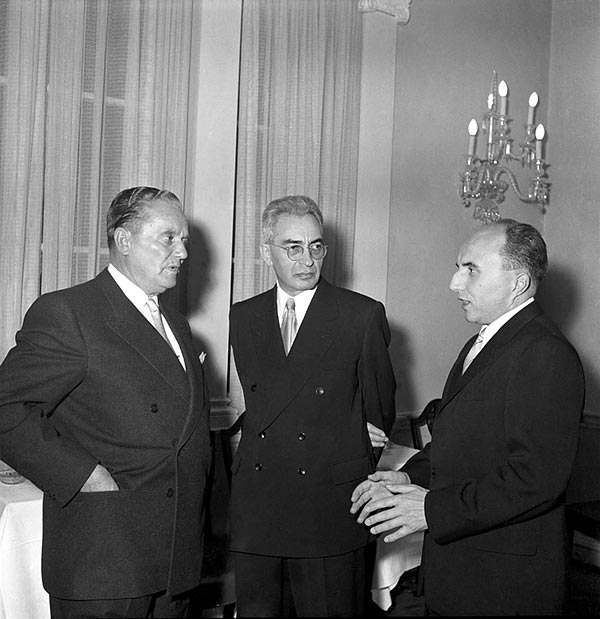 Belgrád, 1956. október 23. Tito elnök fogadja Gerõ Ernõt, az MDP elsõ titkárát és Hegedûs András miniszterelnököt  