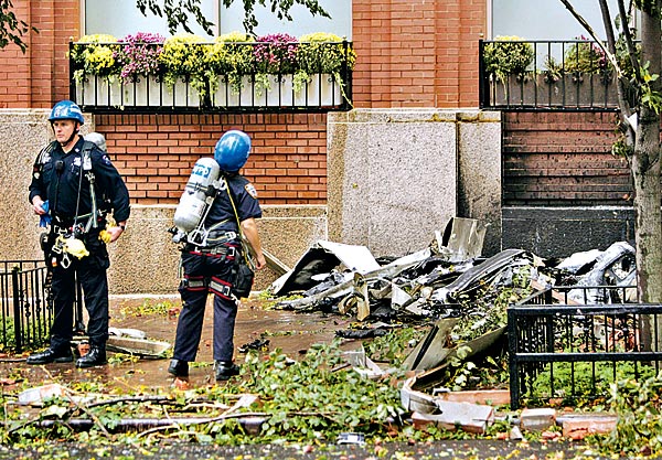 New York-i rendõrök vizsgálják a házba csapódott kisgép roncsait