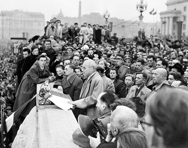 Wladyslaw Gomulka, a Lengyel Egyesült Munkáspárt új vezetõje egy varsói tömeggyûlésen 1956. október 26-án  