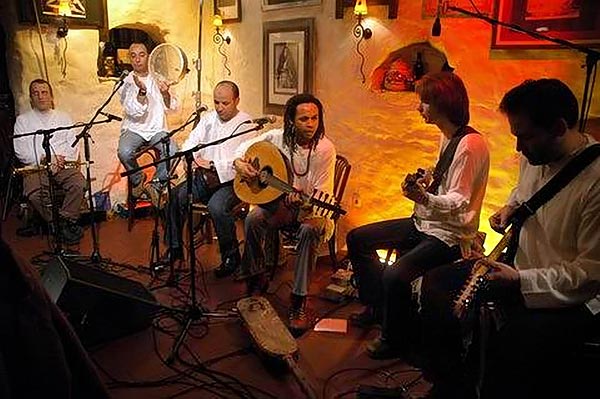 A Chalaban zenél, középen a marokkói Said Tichiti, a zenekar vezetõje  