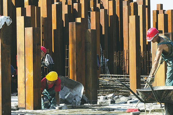 A forradalom központi emlékmûvének építése. Kenyeret ad az ünnep  