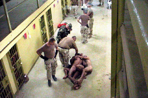 Az Abu Graib börtönben az amerikai katonák maguk végezték az iraki foglyok kínzását