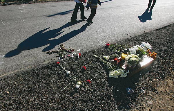 Olaszliszkán virágokkal és mécsesekkel emlékeznek a tragédiára, 2006. október