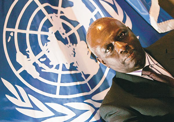 Jacques Diouf, a FAO igazgatója az intézmény emblémája elõtt  