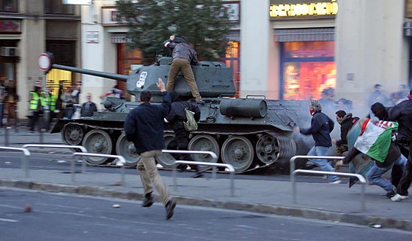 A zavargás résztvevõi megszerezték a múzeális tankot