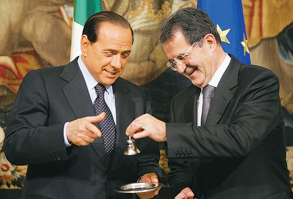 Kicsöngetés. Tavasszal, a hatalomváltás idején még együtt mosolygott Berlusconi és Prodi. Azóta háborúznak  