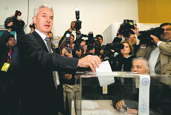 Volen Sziderov az urna elõtt. Zavaros világában Bulgária csak a bolgároké