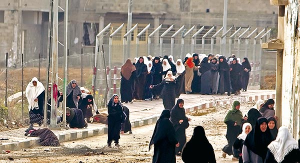 Palesztin nõk (köztük nõi ruhába öltözött fegyveresek) a gázai mecsetnél