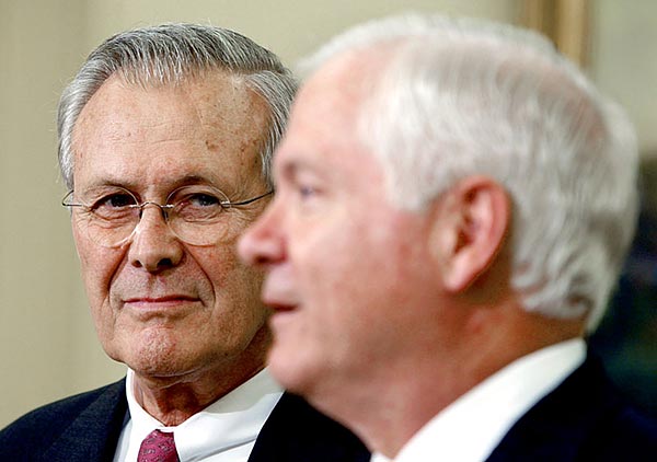 Donald Rumsfeld, a távozó, és Robert Gates, az érkezõ védelmi miniszter