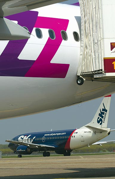 Elõl egy Wizz Air, a háttérben egy SkyEurope-gép