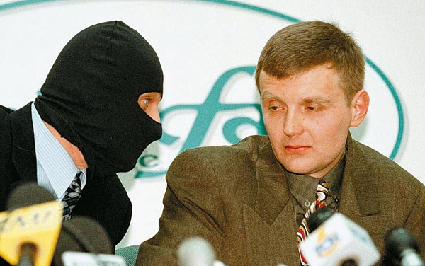 Litvinyenko egy álarcos kollégával az 1998-as moszkvai sajtóértekezleten