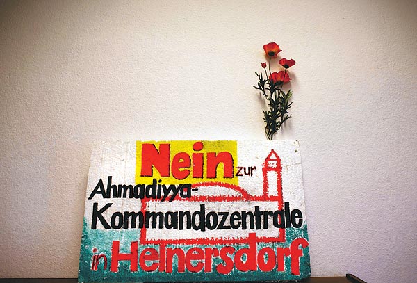 A Berlin melletti Pankow-Heinersdorf lakói kampányt indítottak a tervezett mecset felépítése ellen. A tiltakozók szerint a helyi Ahmadiyya muzulmán mozgalom a demokrácia felszámolását tûzte ki célul